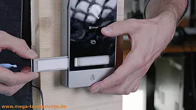Klingelschild herausnehmen
