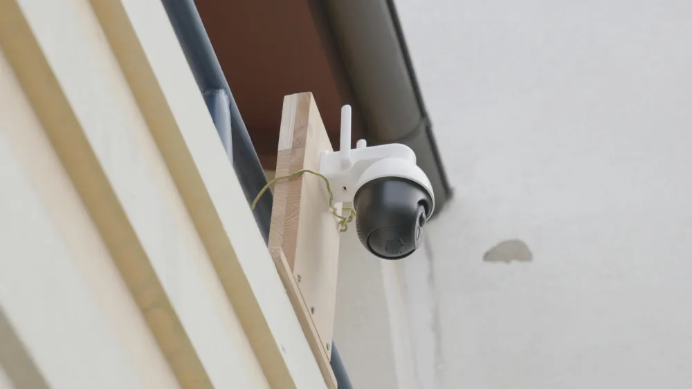 AOSU D1 SE Überwachungskamera am Balkon befestigt 2
