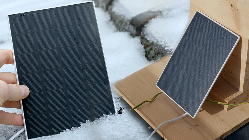 Solarzelle mit Halterung und im Schnee