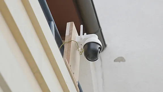 AOSU D1 SE Überwachungskamera am Balkon befestigt 2