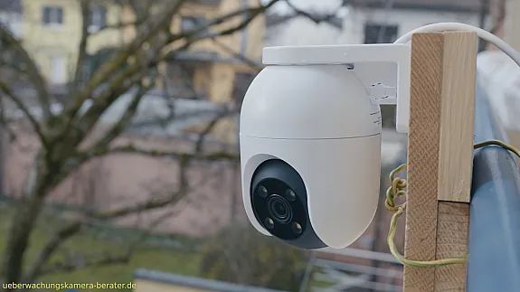 Die EZVIZ C8c 3K - Am Balkongeländer montiert