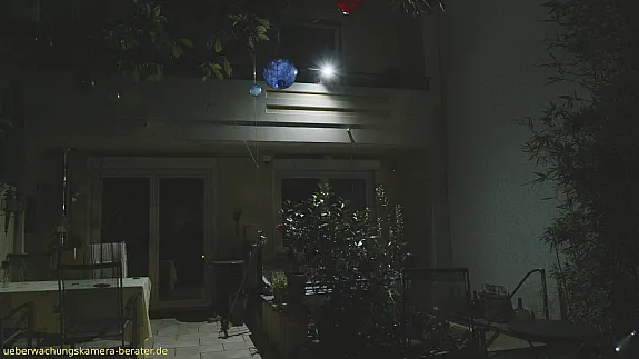 Das LED-Licht der Reolink Atlas PT Ultra bei Nacht